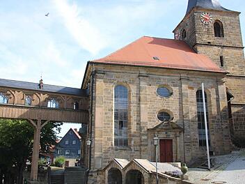 Die Kirche St. Laurentius in Thurnau. Ins Auge sticht der Brückengang (links), über den die Schlossherren früher ins Gotteshaus gelangten.  Foto: Alexander Hartmann
