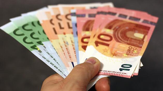 In Deutschland lag das monatliche Durchschnittsgehalt 2020 bei 3.975 Euro brutto.