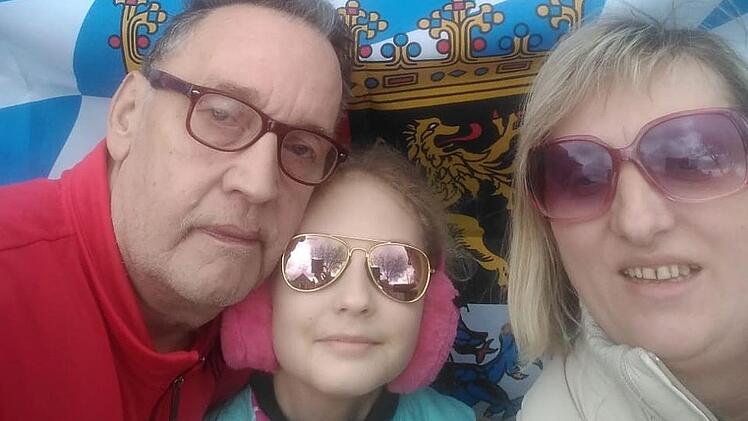 Thomas Simmler, hier mit Tochter Sofia und Lebensgefährtin Irina, lebt  in der Ukraine nahe des Atomkraftwerks, das angegriffen wurde.