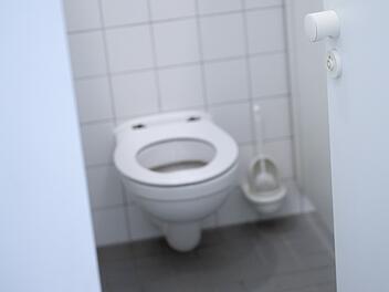 Unbekannte hinterlassen 800-Euro-Schaden an öffentlicher Toilette in der Innenstadt
