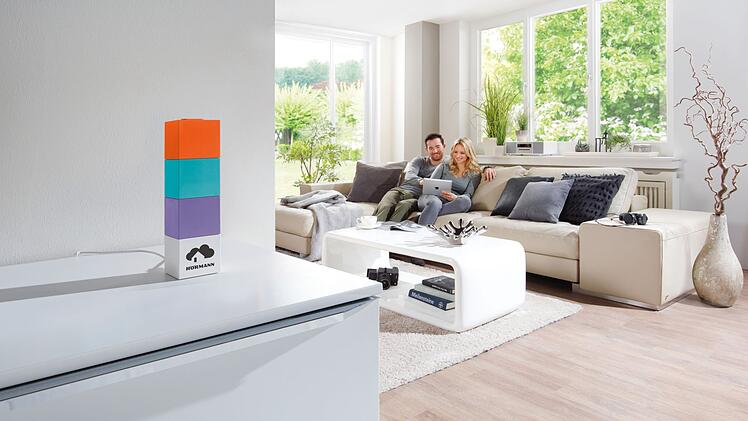 Mit der Smart Home-Zentrale Hörmann homee kannst du deine  Tor- und Türantriebe besonders komfortabel per App, Sprachsteuerung oder automatisiert bedienen.