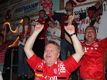 2:1, das Spiel ist aus, die Bayern-Fans sind aus dem Häuschen.Fotos: Markus Häggberg