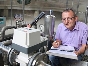 Der Druck stimmt: Thomas Gunkel kontrolliert die Werte der Wernarzer Quelle in der Wandelhalle. Foto: Ulrike Müller