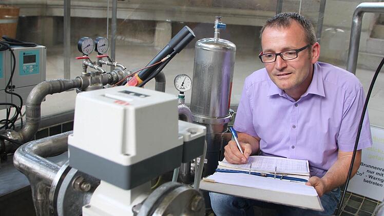 Der Druck stimmt: Thomas Gunkel kontrolliert die Werte der Wernarzer Quelle in der Wandelhalle. Foto: Ulrike Müller