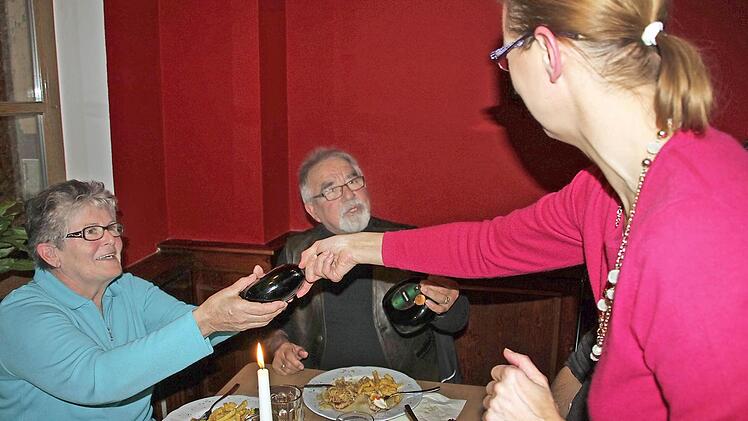 Bocksbeutel gab's für das Ehepaar Elflein als Betreuer des Wohnmobilstellplatzes.