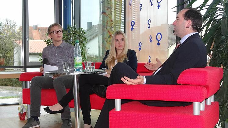 Hubert Aiwanger hat am Gymnasium in Ebern auf einem roten Sessel Platz genommen und hat den Schülern die Ansichten seiner Partei erklärt: "Politiker sind keine Menschen vom Mars und jeder kann da was werden."