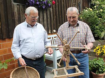 Auf dem Scheunenboden sind noch Spuren der Geschichte zu entdecken. : Willi Rentsch und Ingo Müller zeigen einen "Purzelkorb" und eine "Wafe".  Foto: Veronika Schadeck
