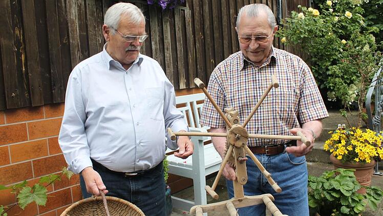 Auf dem Scheunenboden sind noch Spuren der Geschichte zu entdecken. : Willi Rentsch und Ingo Müller zeigen einen "Purzelkorb" und eine "Wafe".  Foto: Veronika Schadeck