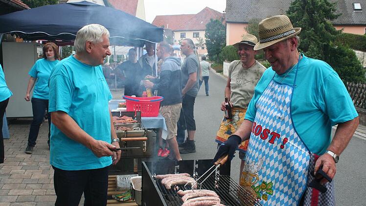 Nicht nur essen, auch Grillen macht Spaß wie dieses Foto beweist. Foto: Evi Seeger