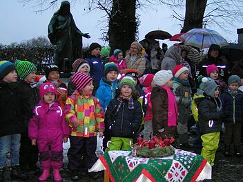 Die Kindergartenkinder eröffnen mit Liedern und Gedichten den Markt in Weilersbach. Foto: Heidi Amon
