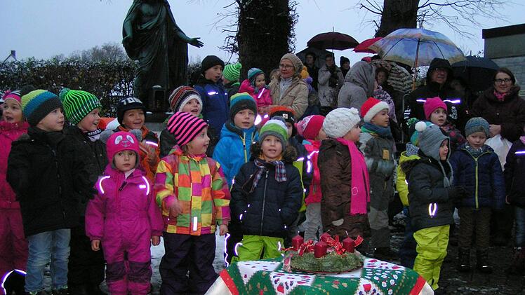 Die Kindergartenkinder eröffnen mit Liedern und Gedichten den Markt in Weilersbach. Foto: Heidi Amon