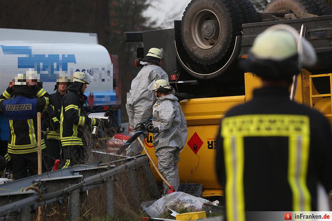 Erlangen: Tanklaster kippt um