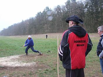 TSV-Vorstand Gerd Zeitler (rechts) informiert sich schon einmal, wie Hornussen gespielt wird. Zusammen mit Chris Krauß (2. von rechts) will er im Sommer ein Trainingslager veranstalten, um wieder Interesse an dieser Sportart zu wecken. Fotos: Heike Beudert