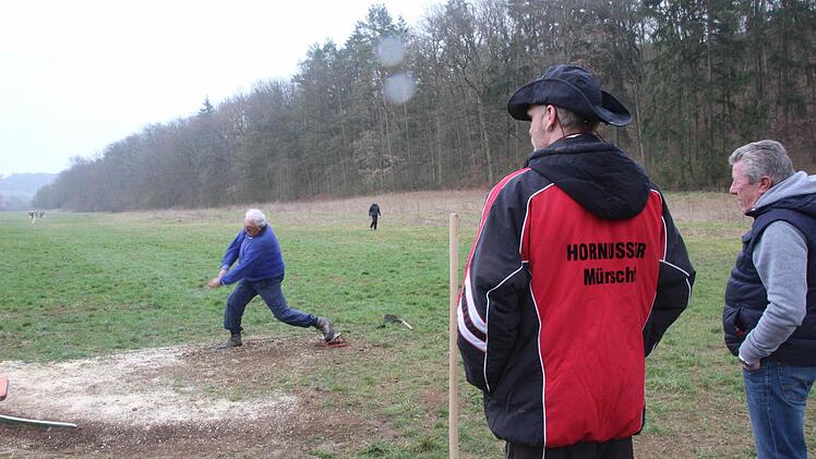 TSV-Vorstand Gerd Zeitler (rechts) informiert sich schon einmal, wie Hornussen gespielt wird. Zusammen mit Chris Krauß (2. von rechts) will er im Sommer ein Trainingslager veranstalten, um wieder Interesse an dieser Sportart zu wecken. Fotos: Heike Beudert