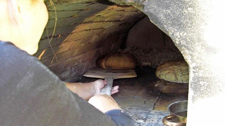 Kernige Kruste: Die Laiber, aus dem Teig des eigenen Geheimrezeptes geformt, werden in den Backofen eingeschossen, wie der Fachmann sagt.
