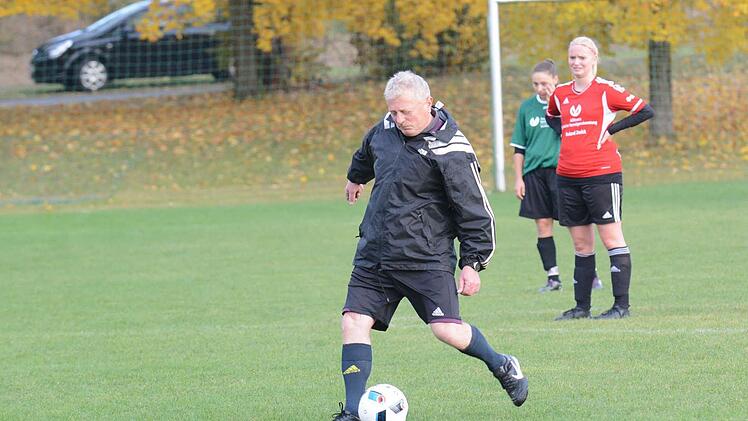 Schiedsrichter Martin Schneider w&uuml;rde auch gerne mitspielen. Foto: ssp