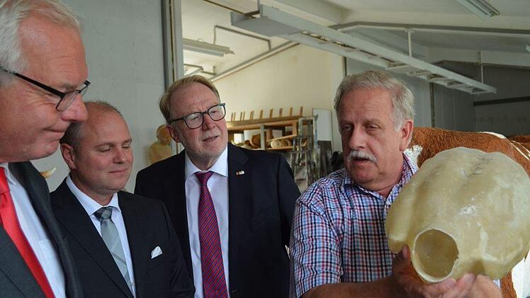 Geschäftsführer Reinhardt Hofmann lässt die Gäste aus der Welt der Politik in die faszinierende Welt der Figuren und Tiermodelle eintauchen. Foto: Gabi Bertram