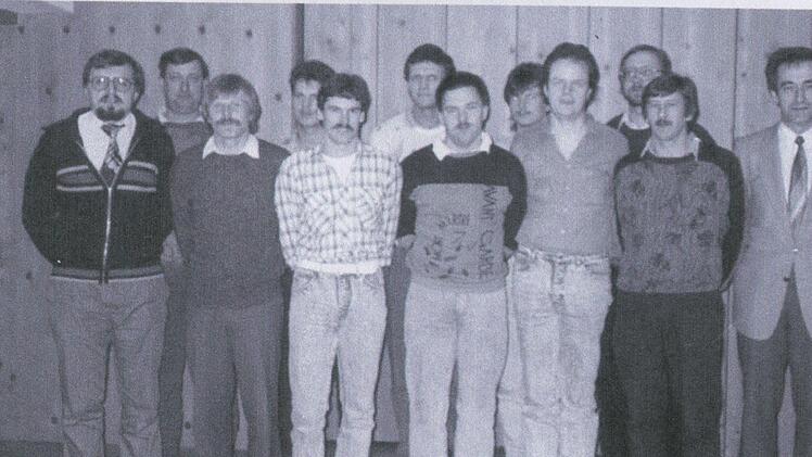 Zum 75-j&auml;hrigen Bestehen der Schiedsrichtergruppe Bad Kissingen im Jahr 2003 gab es zahlreiche Ehrungen, die vorgenommen wurden von Norbert Kr&ouml;ckel (links) und Heinz G&ouml;tschel (rechts).