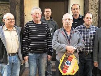 Mit Hans-Georg Martin (Fünfter von links) gibt es auch einen deutschen Meister bei den Hirschfelder Kleintierzüchtern. Mit im Bild (von links) Bürgermeister Thomas Löffler, Kassier Otmar Martin, Vorsitzender Guido Fröba, Jugendwart und Zuchtwart für Geflügel Markus Raab, ehem. Jugendwart Günther Neubauer, Zweiter Vorsitzender André Zipfel, Gemeinderat Josef Herrmann  Foto: Veronika Schadeck