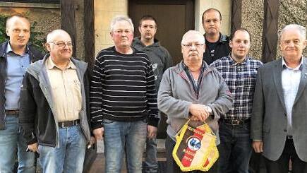 Mit Hans-Georg Martin (Fünfter von links) gibt es auch einen deutschen Meister bei den Hirschfelder Kleintierzüchtern. Mit im Bild (von links) Bürgermeister Thomas Löffler, Kassier Otmar Martin, Vorsitzender Guido Fröba, Jugendwart und Zuchtwart für Geflügel Markus Raab, ehem. Jugendwart Günther Neubauer, Zweiter Vorsitzender André Zipfel, Gemeinderat Josef Herrmann  Foto: Veronika Schadeck