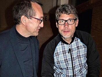 Christoph Sieber steht seit fast 20 Jahren auf den Brettern der Kabarettbühnen. Links Gerd Kammerer, der für die Gastspiele an der Naturbühne verantwortlich ist. Foto: Werner Reißaus