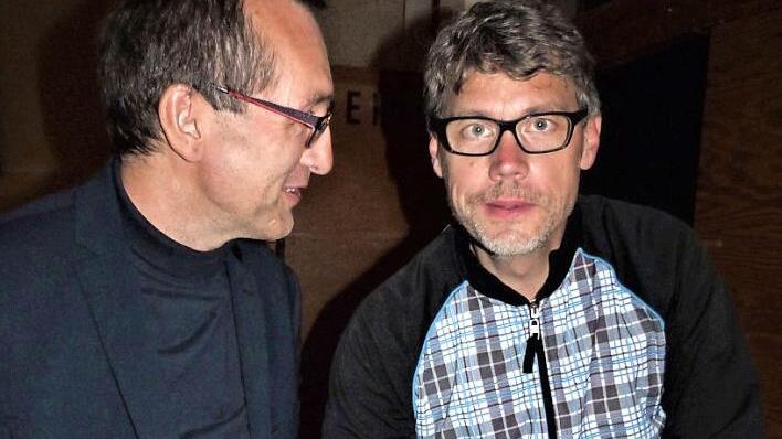 Christoph Sieber steht seit fast 20 Jahren auf den Brettern der Kabarettbühnen. Links Gerd Kammerer, der für die Gastspiele an der Naturbühne verantwortlich ist. Foto: Werner Reißaus