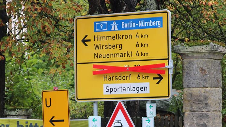 Gesperrt ist auch die Staatsstraße 2183, die von Harsdorf Richtung Bindlach führt.  Schon in Trebgast weist ein Verkehrsschild darauf hin.