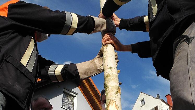 Mit dem Hammer werden die Keile eingeschlagen. Foto: ssp