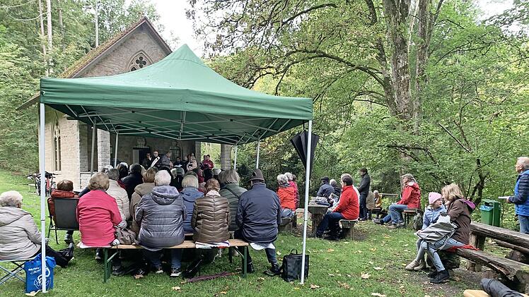 Von Mai bis Oktober finden am Terzenbrunn monatlich unterschiedlich gestaltete Andachten statt.