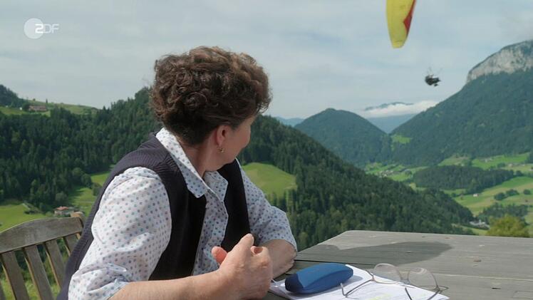 Gleitschirmflieger &uuml;ber dem "Gruberhof" st&ouml;ren manchmal die Dreharbeiten vom "Bergdoktor".