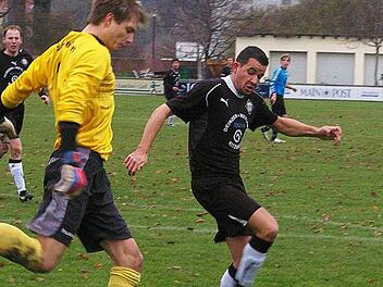 Bayerns Stefan Schöderlein kommt einen Tick zu spät gegen Schweinfurts Torhüter Dominik Biemer. Erst spät fielen auch die Kitzinger Treffer beim 2:1-Sieg über die FT.  Fotos: Krumpholz