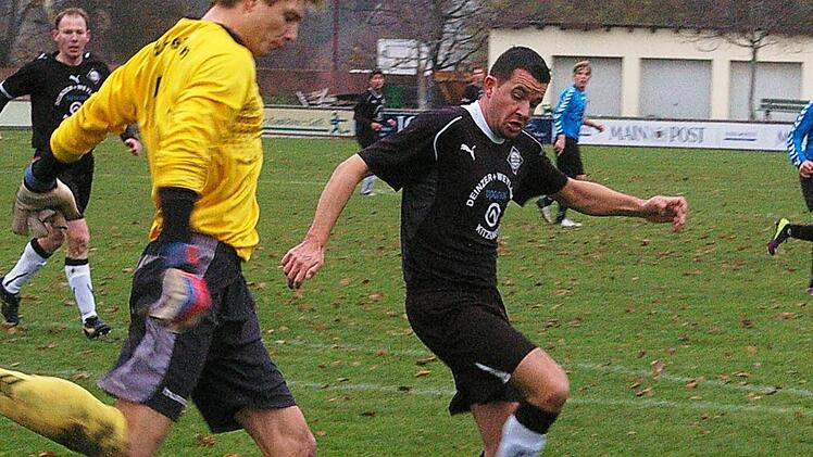 Bayerns Stefan Schöderlein kommt einen Tick zu spät gegen Schweinfurts Torhüter Dominik Biemer. Erst spät fielen auch die Kitzinger Treffer beim 2:1-Sieg über die FT.  Fotos: Krumpholz