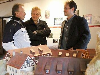 Eine der Attraktionen der Fränkischen Schweiz ist der Judenhof in Tüchersfeld, der das Fränkische-Schweiz-Museum beherbergt. Das Modell (Foto) hat Bürgermeister Helmut Taut (links, im Gespräch mit Adolf Hofmann, Tourismuschef in Waischenfeld und dem Leiter der Tourismuszentrale Pottenstein, Thomas Bernard, rechts) mit den Schülern der Berufsschule Forchheim gebaut.  Foto: Josef Hofbauer