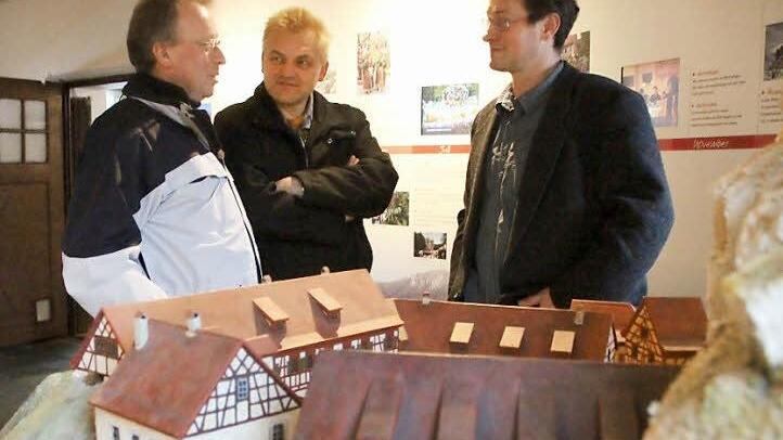 Eine der Attraktionen der Fränkischen Schweiz ist der Judenhof in Tüchersfeld, der das Fränkische-Schweiz-Museum beherbergt. Das Modell (Foto) hat Bürgermeister Helmut Taut (links, im Gespräch mit Adolf Hofmann, Tourismuschef in Waischenfeld und dem Leiter der Tourismuszentrale Pottenstein, Thomas Bernard, rechts) mit den Schülern der Berufsschule Forchheim gebaut.  Foto: Josef Hofbauer