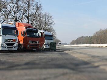 Dass auch an der Rastanlage Steigerwald mehr Lkw-Stellplätze nötig sind, dafür haben die Kommunalpolitiker Verständnis. Sie haben allerdings Bedenken gegen den geplanten Umfang der Erweiterung und kritisieren unter anderem nicht ausreichende sanitäre Anlagen. Fotos: Martin Kreklau