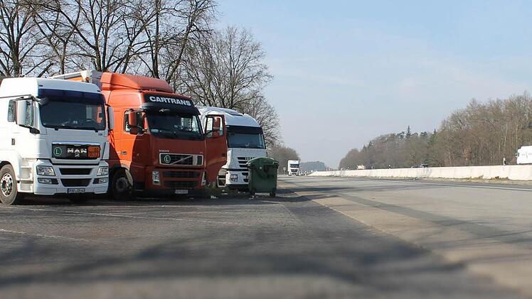Dass auch an der Rastanlage Steigerwald mehr Lkw-Stellplätze nötig sind, dafür haben die Kommunalpolitiker Verständnis. Sie haben allerdings Bedenken gegen den geplanten Umfang der Erweiterung und kritisieren unter anderem nicht ausreichende sanitäre Anlagen. Fotos: Martin Kreklau