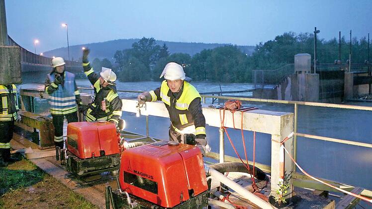 Die Feuerwehr pumpt Wasser in den Mühlbach. Dazu musste am Sonntag der Bürgermeister-Dr. Hauptmann-Ring gesperrt werden.  sjo
