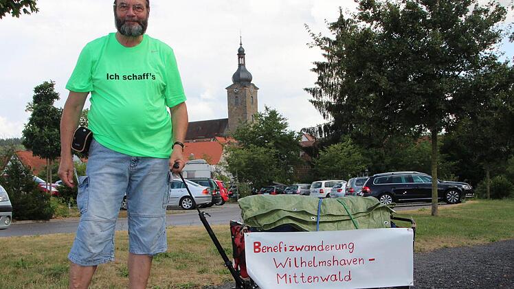 Seinen kleinen Handwagen will Dietmar Hofmann nicht missen - diesmal dient er auch als Werbefläche für die gute Sache. Das Gespann, hier vor der Kulisse Eberns, ist bereit zum Abmarsch. Morgen um vier Uhr geht's ab nach Wilhelmshaven. Foto: Eckehard Kiesewetter