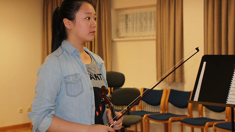 Aufmerksam lauscht diese Sch&uuml;lerin dem Spiel des K&uuml;nstlerischen Leiters Adam Kostecki.  Foto: Kerstin V&auml;th