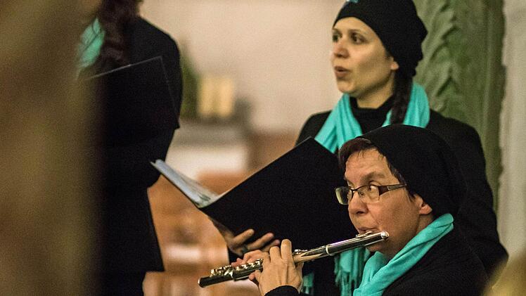 In der Heilig-Kreuz-Kirche begeisterte das "Vocalensemble Coburg" unter der Leitung von Stefanie Berg mit einem außgergewöhnlich vielseitigen Programm. An der Querflöte: Simone Gutwein.  Foto: Jochen Berger