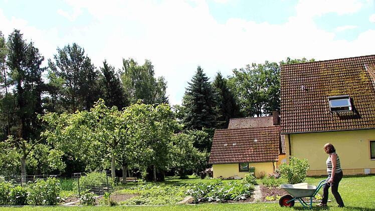 Gertrud Hausmann arbeitet auch gerne im Gemüsegarten. Foto: Richard Sänger
