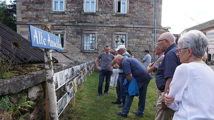 Die alten Bilder von Weißenbach waren ein Anziehungspunkt für die vielen Besucher des Dorffestes. Foto: Marion Eckert