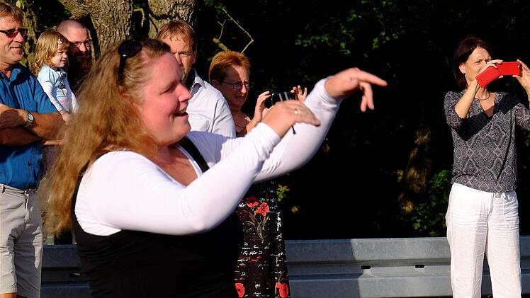 Bettina von Hindte leitete den Brückenchor. Foto: Gerd Schaar