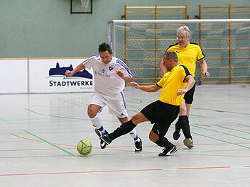 Daniel Sesselmann (links) setzt sich gegen den Trebgaster Ingo Moos durch. Der Kulmbacher bereitete auch den Führungstreffer des VfB im Finale vor.  Foto: Monika Limmer
