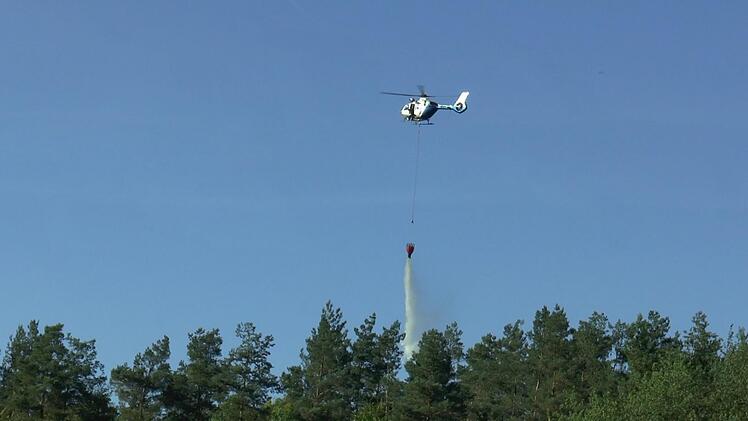 Ein Polizeihubschrauber aus Roth bekämpfte das Feuer aus der Luft, ließ mehrere Tausend Liter Löschwasser herabprasseln.