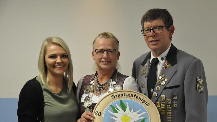 Bei der Königsfeier wurden Renate Voll (Mitte) als Schützenkönigin, Linda Röder als 1. Ritter und Klaus Bauer als 2. Ritter inthronisiert. Peter Klopf