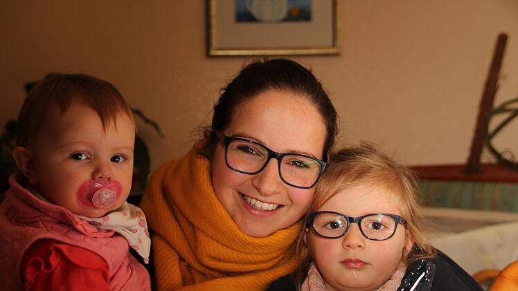 Inna Rivoire (mit ihren Töchtern Pia, links, und Jana) weiß die Ruhe auf dem Dorf zu schätzen. Durch das Gewerbegebiet befürchtet sie mehr Lärm und Lastwagen. Foto: Jürgen Gärtner