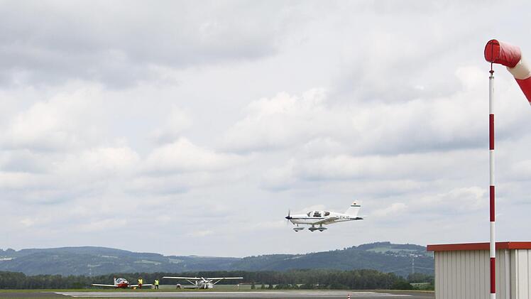 Ganz schön viel los am Flugplatz in Kulmbach: Die Teilnehmer des Deutschlandfluges landeten im Minutentakt und fast alle tankten auf