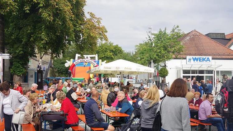 Am Marienplatz finden die Besucher Tische und Bänke zum Verweilen.