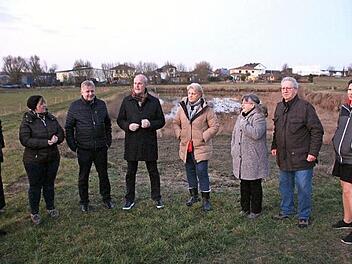 Vor der im aufgelassenen Weiher im Hintergrund geplanten Hundewiese diskutierten die Bauausschussmitglieder mit Antragstellerin Katja Kinscher (3.v.l.). Hinten links die eingezäunte Schafweide.  Foto: Andreas Dorsch